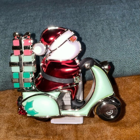 Bath & Body Works Santa’s Scooter Wallflower Plug - Picture 2 of 4